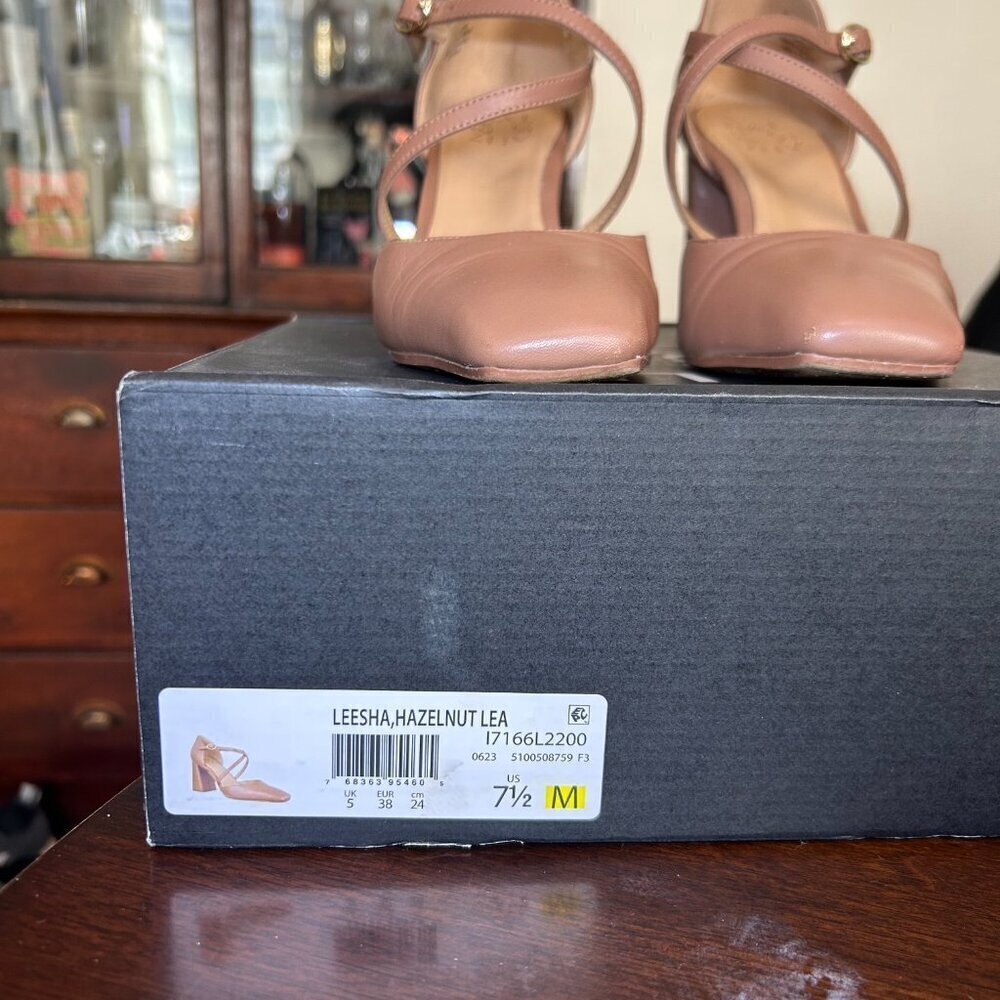 Naturalizer Women's Leesha Strappy Closed Toe Block Heel Pump - Picture 5 of 15